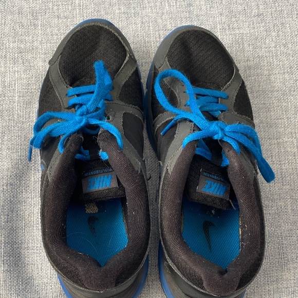 Nike Kids Black Sneakers with Blue Accents - Picture 4 of 8